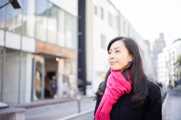 ショッピングする女性