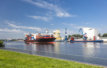 Containerschiff im Nord-Ostsee-Kanal bei Rendsburg