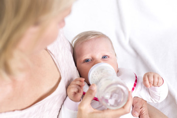 Mutter gibt ihrem Baby das Fläschchen, Closeup