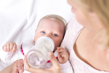 Mutter gibt ihrem Baby das Fläschchen, Closeup