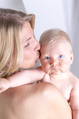 Mutter hat Baby auf dem Arm