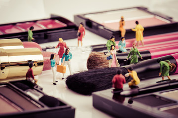 化粧品とミニチュア人形
