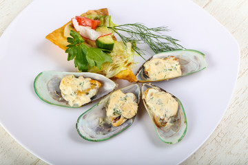 Baked mussels in cream sauce