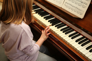 Bambina suona il piano