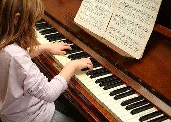 Bambina studia il piano