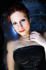Bella ragazza immersa in casca da bagno nera