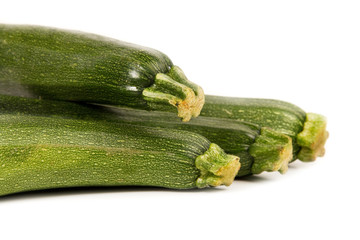 Calabacines zucchine verde sobre fondo blanco aislado. Vista de frente