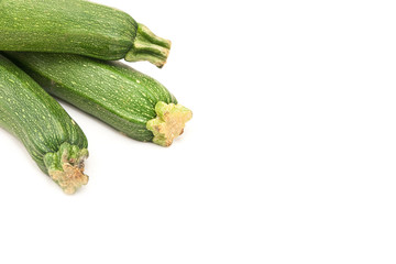 Calabacines zucchine sobre fondo blanco aislado Vista superior. Copy space