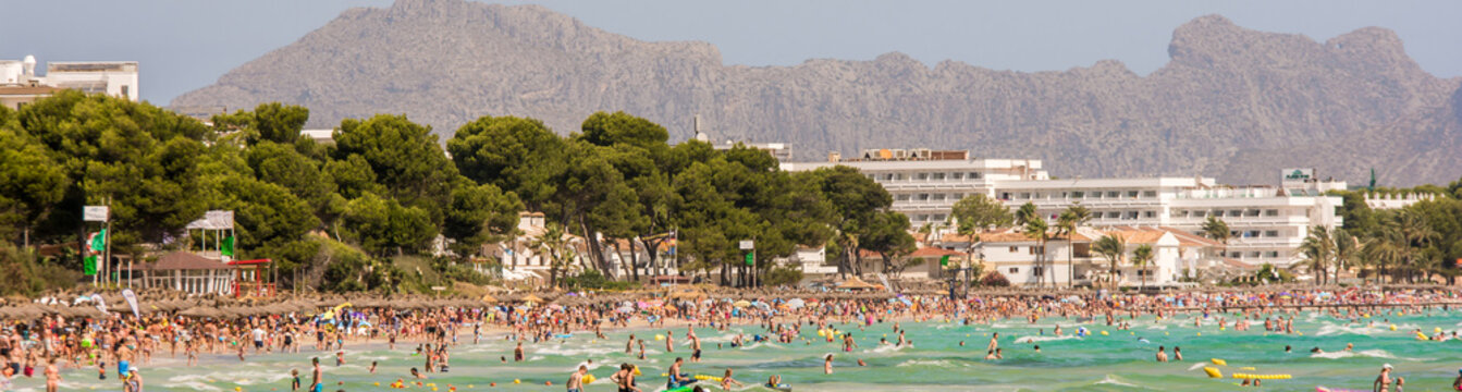 Voller Strand in der Bucht von Alcudia