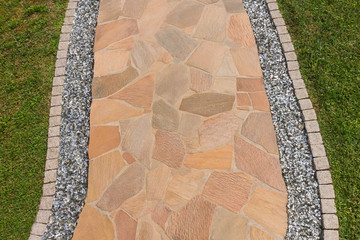 Gartenweg aus Natursteinplatten und Einfassung aus Pflastersteinen - Garden path with natural stone...