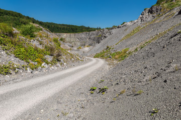 Weg im Steinbruch Kichheimbolanden