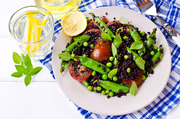 Salad with black rice