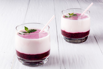 Berry smoothie with yogurt