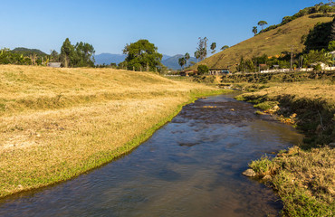 Fototapeta na wymiar Paisagem rural com rio.