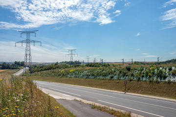 pylône électrique au dessus de la route déserte