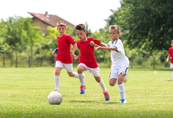Obraz premium Boys on the football training on the court