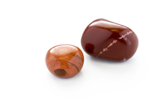 Verschiedene rote Jaspis freigestellt auf wei&szlig;em Untergrund, Heilstein