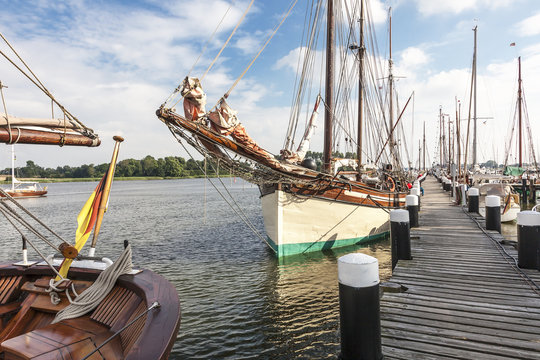 Pier und Bugsprit eines historischen Seglers, Museumshafen Kappeln