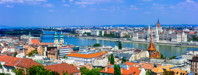 Naklejka na ściany i meble European landmarks - panoramic view of Budapest, Hungary