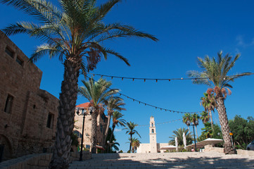 Obraz premium Israele, la città vecchia di Giaffa: piazza Kedumim con il campanile della Chiesa di San Pietro il 31 agosto 2015 