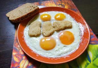 Scrambled eggs with black bread and Nuggets