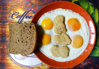 Scrambled eggs with black bread and Nuggets