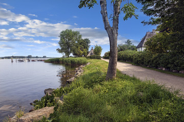 Fototapeta na wymiar Uferweg in Sieseby, historisches und malerisches Dorf an der Schlei 