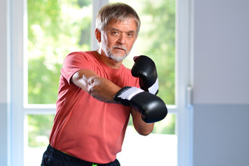 Mann übt Selbstverteidigung im Boxen