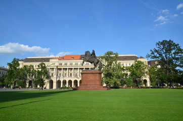 Fototapeta na wymiar Jardins et Statue du Prince Ferenc Rákóczi de Felsővadász, place Lajos Kossuth Budapest