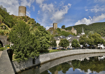 Obraz premium Esch Sauer Fluss und Burg
