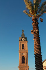 Fototapeta na wymiar Israele: vista della Torre dell'orologio della città vecchia di Giaffa il 31 agosto 2015. È una delle sette Torri dell'orologio costruite in Palestina durante il periodo ottomano 