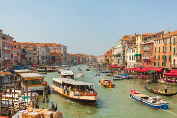 Panele Szklane  Canal Grande w Wenecji po południu z mnóstwem gondoli, łodzi, promów itp. Kolorowe domy i Palazzo of Venice z fasadami w różnych stylach. Włochy
