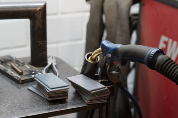 Schweißgerät mit Blechen und Schweißzange