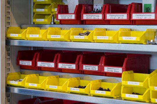 Werkzeugschrang mit Schrauben Sichtboxen in der Industrie