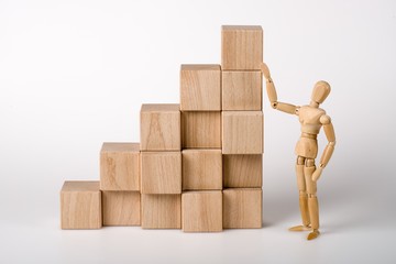 Bauklötze und Holzfigur