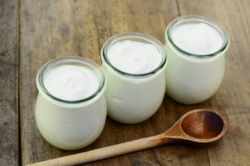 Joghurt Gläser Löffel