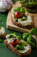 Grilled toasts with pesto