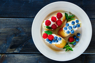 Dessert sandwiches with berries