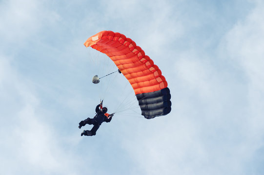 Acrobatic parachutist