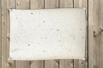 Büttenpapier angeheftet an eine Holzwand