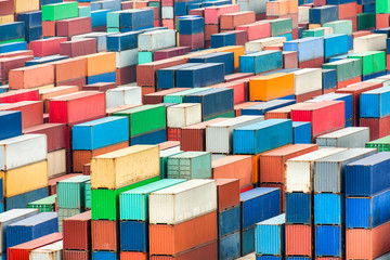 Container im Hafen werden auf ein Schiff verladen © eyetronic