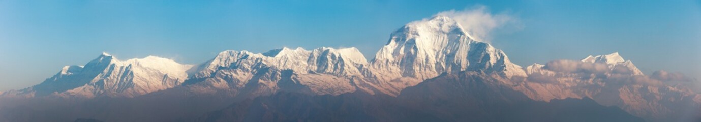 Morgendlicher Panoramablick auf den Berg Dhaulagiri