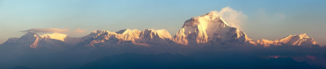 Vue panoramique du matin sur le mont Dhaulagiri
