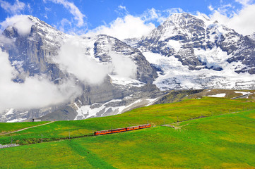 Fototapeta premium Pociąg Cogwheel ze stacji Jungfraujoch.