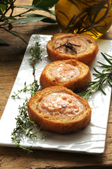Xúc xích trong lớp vỏ bánh mì Երշիկ Հացի ընդերքը Salsiccia in crosta di...