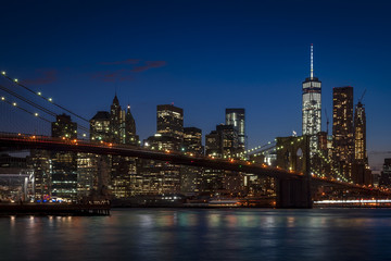 Fototapeta premium Panorama Brooklyn Bridge i Manhattan skyline w pogodny wieczór