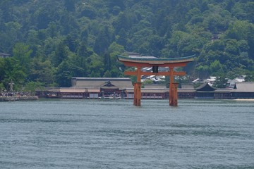 厳島神社の海からの鳥居