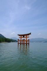海に浮かぶ鳥居