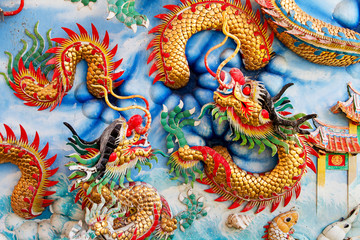 Obraz premium Golden dragon on Chinese temple wall