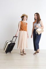 Naklejka premium 旅行をする女性たち